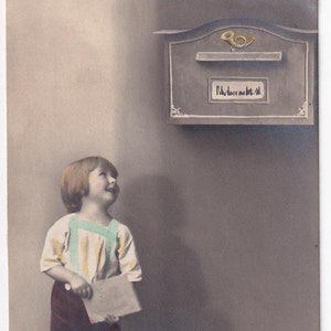 Ragazzo con la lettera alla cassetta postale, antica cartolina tedesca