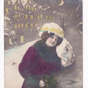 Frau mit Pelzmütze/-muff auf verschneiter Strasse bei Mondschein, antike Postkarte, 1912 versendet