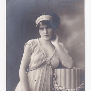 Donna (Wally) in stile greco-romano con colonna, antica cartolina tedesca, spedita nel 1914