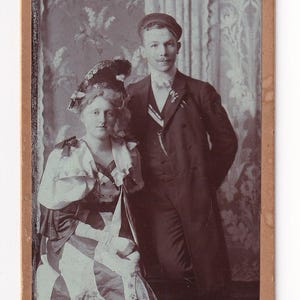 Retrato fotográfico de grandes dimensões, datado de 21 de fevereiro de 1907: Mulher vestida de arlequim e homem como estudante (Hermann Ketelhohn, Bad Oldesloe, Alemanha).