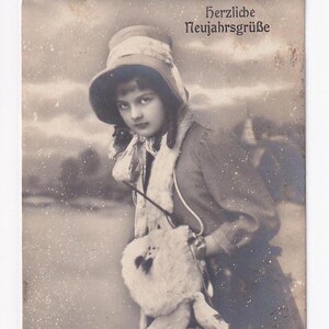 Mädchen mit Hut und Muff im Schnee, antike deutsche Postkarte, 1918 versendet
