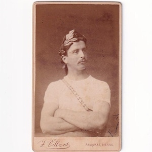 Gymnast with laurel wreath and ribbon, Swiss Visitfoto (Julien Villars, Biel)