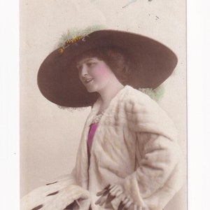 Frau (Wally) mit Hut und Hermelinpelz, antike deutsche Postkarte, 1913 versendet