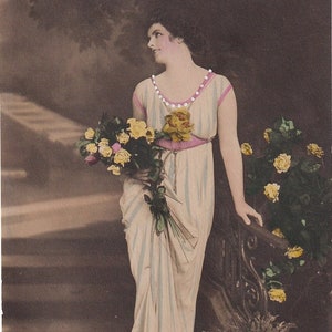 Frau mit hellblau-rosa Kleid im römisch-griechischen Stil vor Parkkulisse, antike deutsche Postkarte
