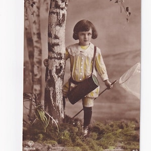 Junge mit Botanisiertrommel und Schmetterlingsnetz, antike deutsche Postkarte,  Fotografie, 1917