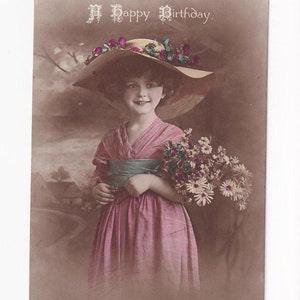 Mädchen (Susanne Lafrenz) mit Strohhut und Blumenstrauss, antike englische Postkarte