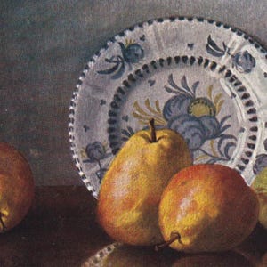 Può includere: Un dipinto di natura morta raffigurante quattro pere con tonalità di pelle gialle e rosse disposte su una superficie scura. Dietro le pere si trova un piatto in ceramica bianca decorato con motivi floreali blu e una parete di fondo scura.