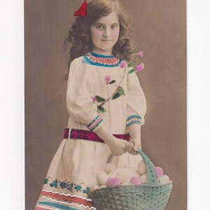 Ragazza con cesto di uova, antica cartolina tedesca, spedita nel 1908