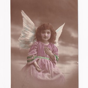 Engel vor Wolkenhimmel, deutsche Vintage-Postkarte