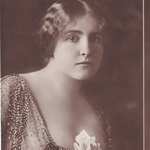 Paire de cartes postales anciennes : Henny Porten, l'actrice avec robe à paillettes et bol