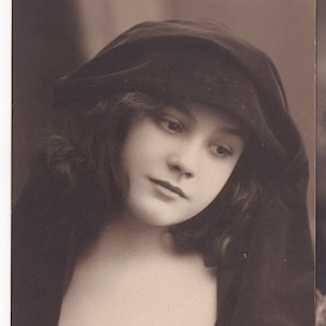 Par de cartões postais antigos: Mary Read, a dançarina das Tiller Girls com/sem chapéu