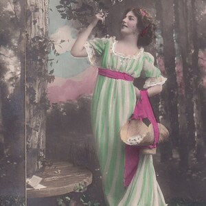 Antikes Postkartenpaar: Frau in Empirekleid mit Strohhut vor Landschaftskulisse