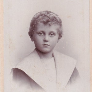Junge mit blondem Lockenhaar, deutsches Visitfoto (Arnold Mocsigay, Hamburg)