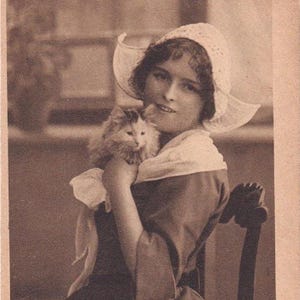 Femme hollandaise (Wally) avec un chat, carte postale ancienne, envoyée en 1924