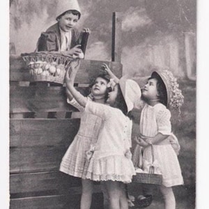 Un ragazzo e tre ragazze con le uova di Pasqua, cartolina d'epoca tedesca