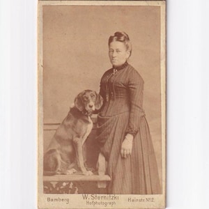 Stattliche Frau mit grossem Hund, deutsches Visitfoto (W. Sternitzki, Bamberg)