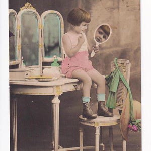 Mädchen auf Frisiertisch mit Handspiegel, deutsche Vintage-Postkarte, 1925 versendet