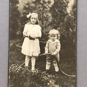 Kinder mit Schlauch im Garten, deutsches Kabinettfoto (A. Quäck, Zossen)