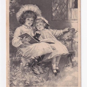Percy Tarrant: Lesende Mädchen mit Kätzchen auf Buch, antike Postkarte, 1908 versendet