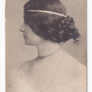 Cléo de Merode, tancerka z profilu z opaską na głowie, stara pocztówka, około 1903 r.