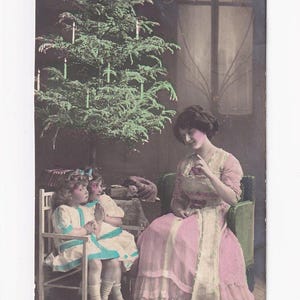 Mutter mit betenden Töchtern am Weihnachtsbaum, antike Postkarte, 1913 versendet