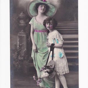 Elegante Mutter (Wally) und Tochter mit Sommerhüten, antike deutsche Postkarte, 1914 in New York versendet