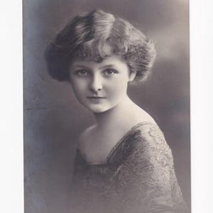 Mädchen mit Hochfrisur und Spitzenkragen, antike deutsche Postkarte, 1924 geschrieben