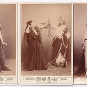 Antikes Fotoset: Schauspielerin und Schauspieler im Bühnenkostüm