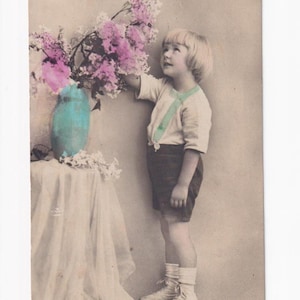 Junge mit Blumenvase, antike Postkarte, 1920 versendet