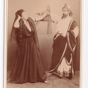 Set fotografico antico: attrice e attore in costume di scena