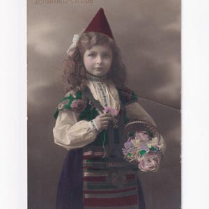 Mädchen in Tracht mit Hut, antike deutsche Postkarte, 1910 versendet
