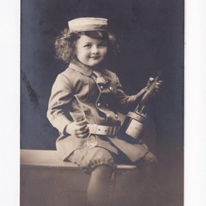 Junge in Uniform mit Sekt, antike deutsche Postkarte, 1909 versendet