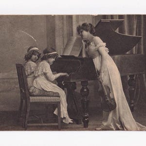 Mère avec ses filles (Grete et Hanni Reinwald, Wally) faisant de la musique, carte postale autrichienne ancienne, envoyée en 1913