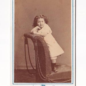 Kleines Mädchen auf grossem Stuhl stehend, Schweizer Visitfoto (Jean Deppeler, Biel)