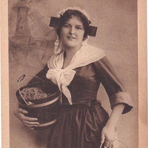 Femme hollandaise (Wally) avec des seaux devant un moulin à vent, carte postale ancienne