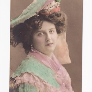 Margaretha Fehim Pascha, artystka w kapeluszu i koronkowej sukni, stara niemiecka pocztówka, wysłana w 1909 r. (?)