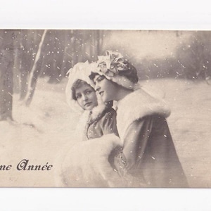 Zwei Mädchen (eines Wally) mit Muff und Mützen bei Schneefall, antike deutsche Postkarte, 1919 versendet