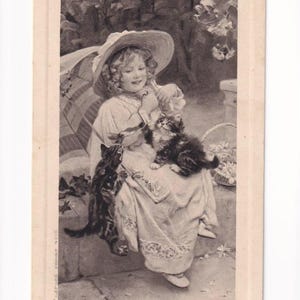 A. J. Elsley: Mit zwei Kätzchen spielendes Mädchen, antike Postkarte, 1913 versendet