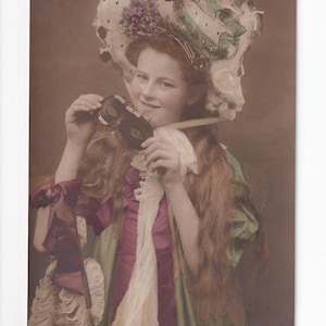 Verkleidetes Mädchen mit Augenmaske, antike deutsche Postkarte, 1910 versendet