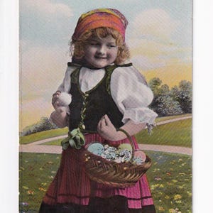 Ragazza di campagna con uova di Pasqua colorate in un cestino, antica cartolina tedesca