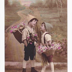 Paire de cartes postales anciennes : garçons de la campagne avec des paniers de fleurs