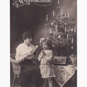 Madre e figlia in preghiera davanti all'albero di Natale con bambola e foto, cartolina d'epoca tedesca, inviata nel 1926
