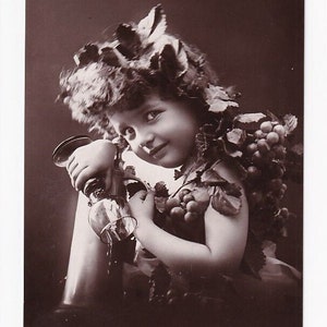 Enfant avec du vin et des raisins : saison d'automne, carte postale allemande ancienne, photographie, après 1904