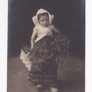 Holländer-Mädchen mit Clogs und Blumen, antike deutsche Postkarte, Fotografie, 1907