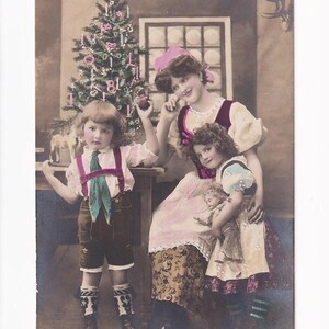 Madre e figli all'albero di Natale con bambola e cavallo giocattolo, antica cartolina tedesca, spedita nel 1909 (?)