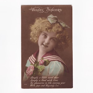 Mädchen mit Haarschleife und Matrosenhemd, antike Postkarte, 1917 (?) versendet