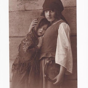 Homeless mother and daughter (Ally Kolberg & Susanne Lafrenz) with headscarves and tambourine, antique German postcard, sent in 1917