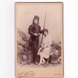 Junge im Renaissance-Kostüm mit Hellebarde und Mädchen in Weiss, Schweizer Kabinettfoto (Arnold Wicky, Bern), nach 1883