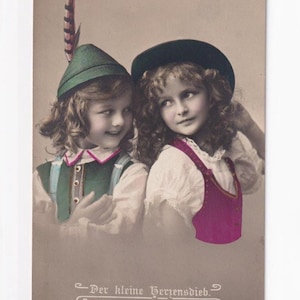 Fille de la campagne et garçon de la campagne avec chapeau de plumes, carte postale allemande ancienne, envoyée en 1913