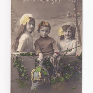 Kinder mit Mützen und Pullovern im Schnee, antike deutsche Postkarte, 1913 versendet
